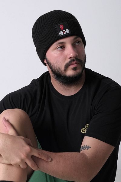The Socks Company Бродирана унисекс барета „Тук и сега“