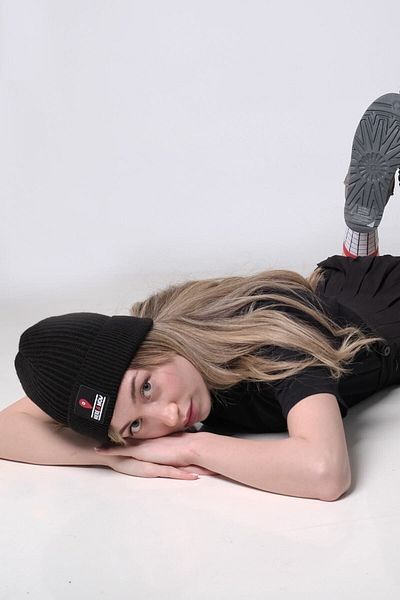 The Socks Company Бродирана унисекс барета „Тук и сега“