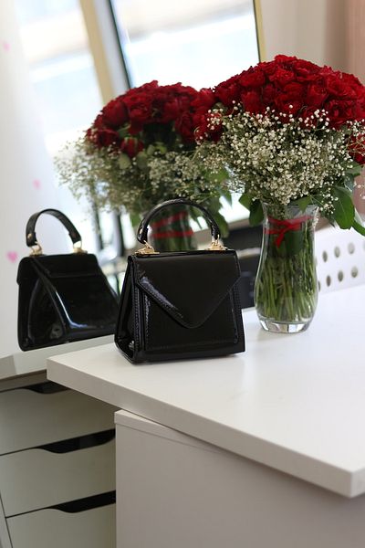 Moom Bag Μαύρο λουστρίνι γυναικεία τσάντα ώμου - με λουράκι