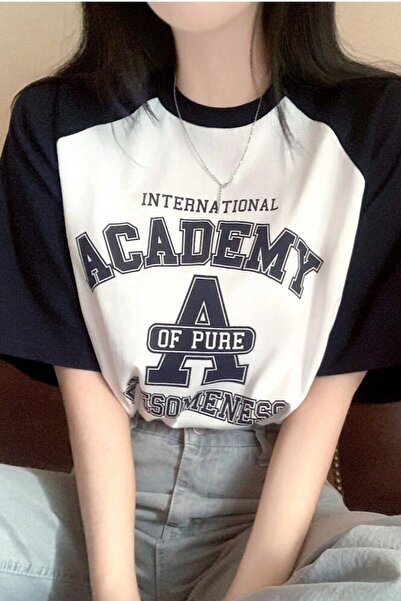 MODAGEN Academy Printed - Tricou supradimensionat alb cu mânecă bleumarin