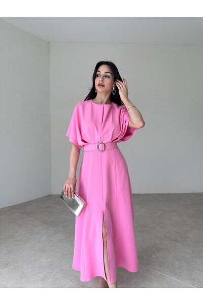 Genel Markalar Kemer Detaylı Yırtmaçlı Piliseli Midi Elbise