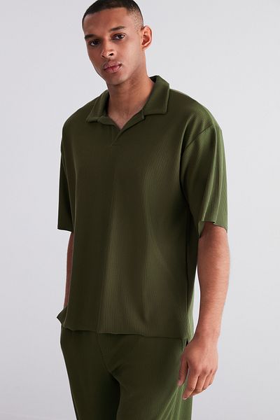 Trendyol Collection Limitierte Edition – Khakifarbenes T-Shirt mit Polokragen und Struktur – Übergroßer Schnitt TMNSS23po00020