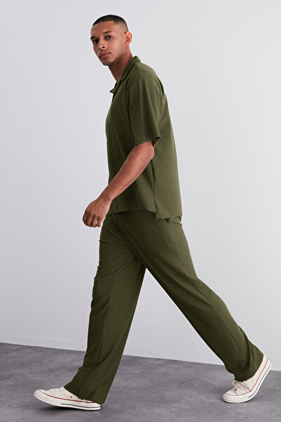 Trendyol Collection Einteilige Jogginghose in limitierter Auflage in Khaki mit weitem Bein und strukturiertem, knitterfreiem, verstecktem Kordelzug TMNSS23EA00013