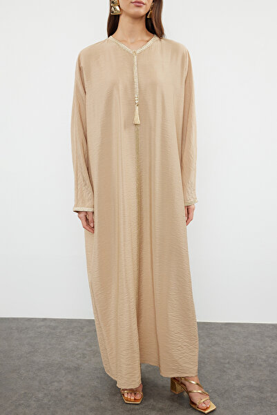 Trendyol Modest Béžové tkané šaty Kaftan s lesklým detailem lemování - TCTSS24KK00012