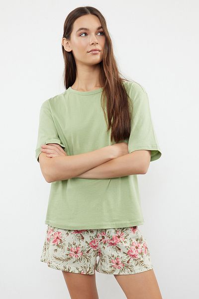 Trendyol Collection Pyjama-Set mit Shorts aus 100 % Baumwolle mit grünem Blumendruck – THMSS24PT00386