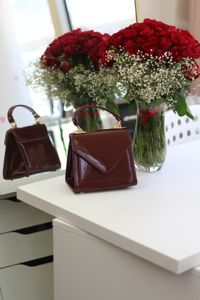 Moom Bag Claret Red λουστρίνι γυναικεία τσάντα ώμου με κάλυμμα - λουράκι