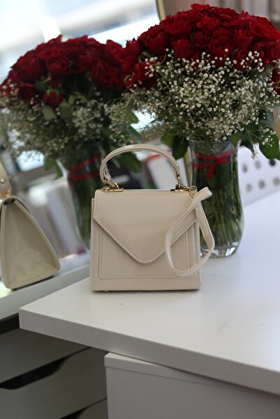 Moom Bag Women's Shoulder Bag with Strap - Cream Patent Leather Cover Detail