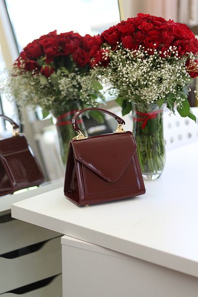 Moom Bag Claret Red λουστρίνι γυναικεία τσάντα ώμου με κάλυμμα - λουράκι