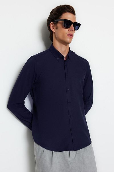 Trendyol Collection Sötétkék Slim Fit Easy-Iron Smart Oxford ing bőr kiegészítőkkel TMNSS23GO00138