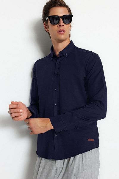 Trendyol Collection Sötétkék Slim Fit Easy-Iron Smart Oxford ing bőr kiegészítőkkel TMNSS23GO00138