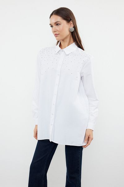 Trendyol Modest قميص أبيض منسوج مزين بالترتر اللامع - TCTSS24TG00081