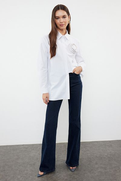Trendyol Modest Ecru gewebtes Hemd – Rosendetail an der Schulter, TCTSS24TG00083