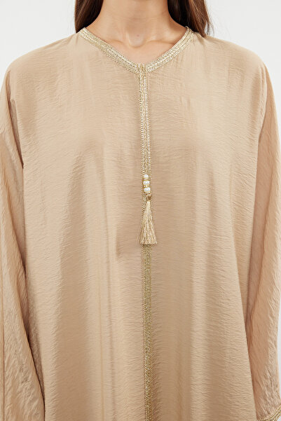 Trendyol Modest Béžové tkané šaty Kaftan s lesklým detailem lemování - TCTSS24KK00012