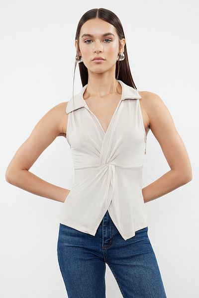 Trendyol Collection Steinfarbene, figurbetonte, dehnbare Strickbluse mit Polokragen TWOSS24BZ00085