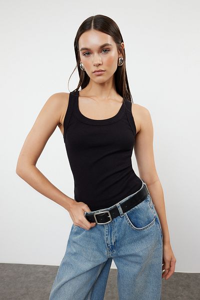 Trendyol Collection Flexibles, geripptes, schwarzes Strick-Unterhemd – Poolhals, normale Größe – TWOSS24AL00060