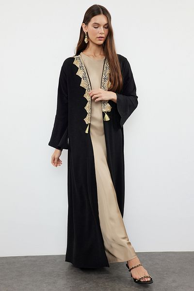 Trendyol Modest Schwarzgoldene Stickerei, detaillierte gewebte Kappe & Ferace & Abaya & Kimono TCTSS24KF00055