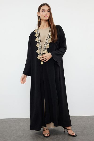 Trendyol Modest Schwarzgoldene Stickerei, detaillierte gewebte Kappe & Ferace & Abaya & Kimono TCTSS24KF00055