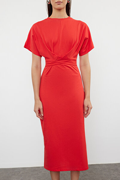 Trendyol Collection Piros Midi kötött ceruza ruha - 100% pamut, hasított és nyakkendő részletes TWOSS21EL0404