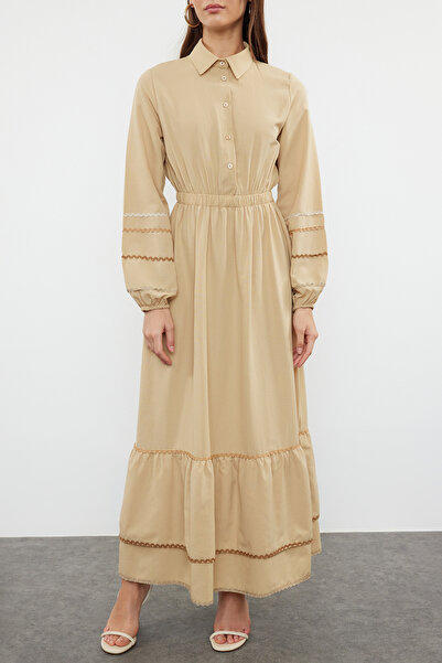 Trendyol Modest Tmavě béžový proužek s podrobnými detaily, bavlněné tkané šaty TCTSS23EB00302