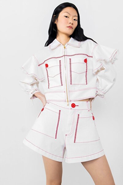 GİZİA Kırmızı Dikişli Volan Detaylı Beyaz Jean Ceket