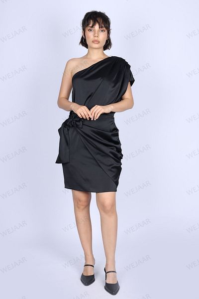 EXPLOSION Mini rochie neagră din satin cu ciucuri cu o singură mânecă - EXP57596-NEGRU