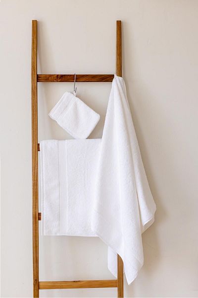 FEELAMORE 100% Cotton Set of 2 70X140 Bath Towels, 2 Bath Scrubs Gift
