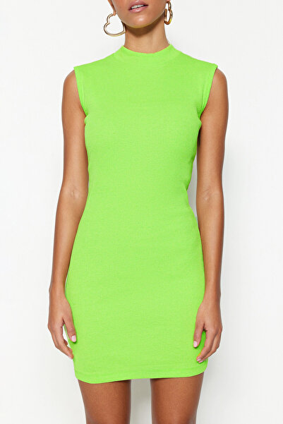 Trendyol Collection Limetkové šaty bez rukávů s výstřihem a výstřihem elastické mini tužkové šaty TWOSS22EL2819