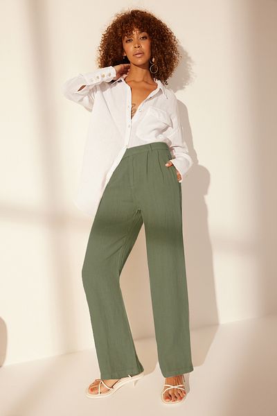 Trendyol Collection Grüne, plissierte Hose aus 100 % Leinen mit hoher Taille und weitem Bein TWOSS24JE00245