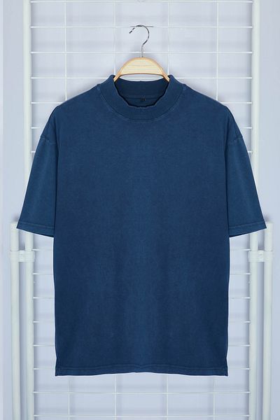 Trendyol Collection Half Turtle Neck Oversize/Weit geschnittenes T-Shirt aus 100 % Baumwolle mit Distressed/Pale-Effekt TMNSS22TS0417