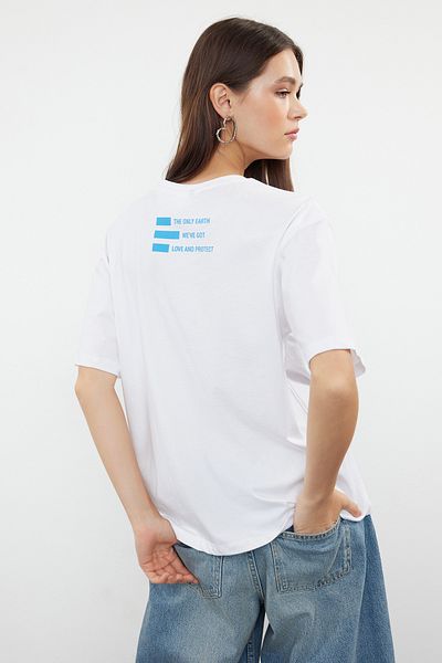 Trendyol Collection Λευκό Πλεκτό T-shirt Πιο βιώσιμο 100% βαμβάκι με στάμπα Χαλαρής/Άνετης Εφαρμογής TWOSS24TS00152