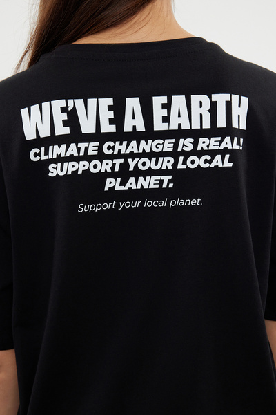 Trendyol Collection Černá Udržitelnější 100% bavlna Potištěný Uvolněný/pohodlný střih Pletené tričko TWOSS24TS00152