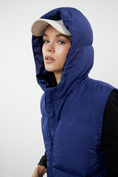 Trendyol Collection Σκούρο μπλε υπερμεγέθη φουσκωτό γιλέκο με κουκούλα TWOAW24YE00019