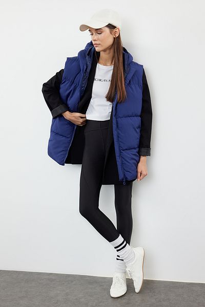 Trendyol Collection Dunkelblaue, übergroße, wasserabweisende Pufferweste mit Kapuze TWOAW24YE00019