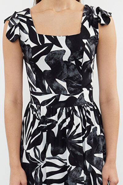 Trendyol Collection Bílé šaty s květinovým potiskem čtvercový límec A-line viskózové midi tkané šaty TWOSS20EL3331