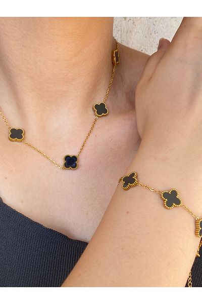 Inure Jewelry البرسيم الأسود والإطار الذهبي - طقم قلادة وسوار من تشيليك مكون من قطعتين
