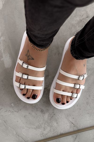 Shoebutik Γυναικείες παντόφλες παραλίας με λευκό σχέδιο κροκέ με τρεις ρίγες