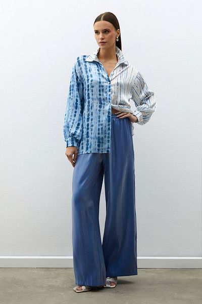Sateen قميص بأكمام بالون منقوش باللون النيلي