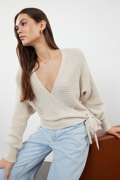 Trendyol Collection Zweireihiger Crop-Strickpullover mit Kragen – Stone TWOAW24KZ00865