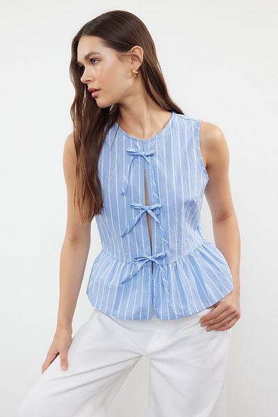 Trendyol Collection Tkana bluzka w niebieskie paski – bez rękawów z wiązaniem z przodu TWOSS24BZ00651