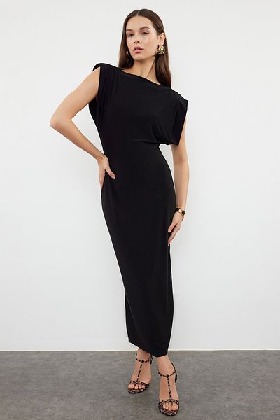 Trendyol Collection Dehnbares schwarzes figurbetontes Midikleid – drapiert und gepolstert, figurbetontes Strickkleid Twoss24el00975