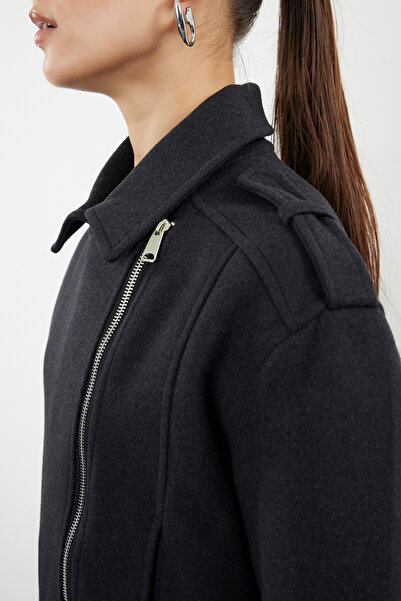 Trendyol Collection Antracitová značka Crop Biker Slim Jacket Coat TWOAW25MO00128