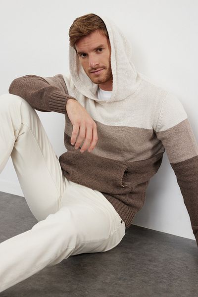 Trendyol Collection Ecru-Strickpullover aus normaler Wolle mit Kapuze und Farbblock TMNAW22KZ0822