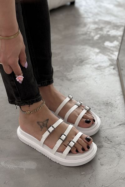 Shoebutik Γυναικείες παντόφλες παραλίας με λευκό σχέδιο κροκέ με τρεις ρίγες