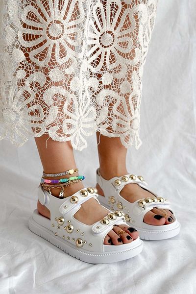 Shoebutik Sandale de damă din piele albă - detaliu cu agrafe și cu bretele