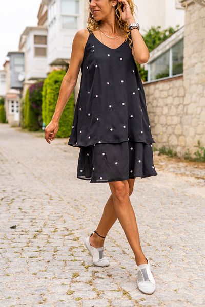 Güneşkızı Rochie de damă neagră din șifon, cu cureaua din piele, cu straturi duble, brodate florale, în formă de A Bst3420