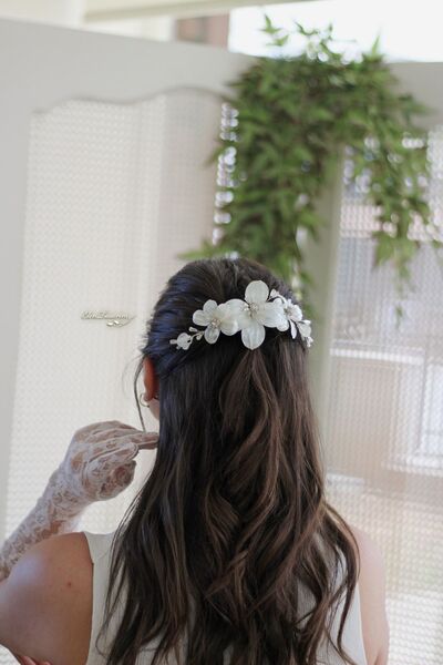 Elen Tasarım İri yaprak detaylı, beyaz sedef 3 çiçekli gümüş renkli gelin tacı