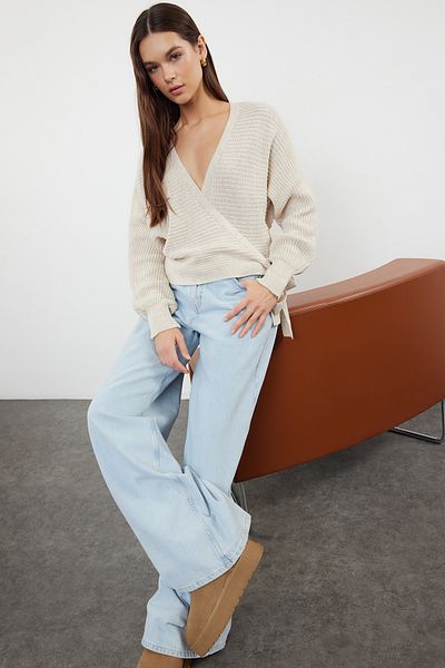 Trendyol Collection Zweireihiger Crop-Strickpullover mit Kragen – Stone TWOAW24KZ00865