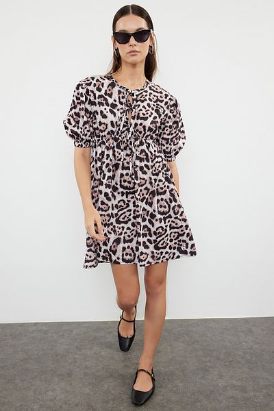 Trendyol Collection Rochie mini maro cu imprimeu leopard - Detaliu fundita, linie A, tesuta - TWOSS24EL01106