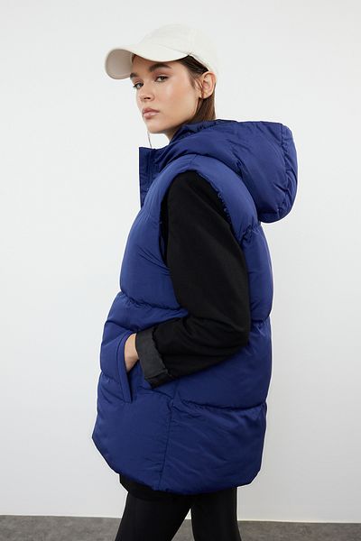 Trendyol Collection Dunkelblaue, übergroße, wasserabweisende Pufferweste mit Kapuze TWOAW24YE00019
