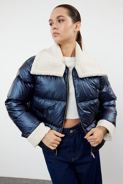 Trendyol Collection Zářivá námořnická modrá bunda Puffer - plyšový límec a detail opasku, vodoodpudivá TWOAW25MO00062